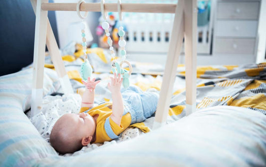 Comment les jeux d'éveil sensoriels contribuent-ils au développement de la perception sensorielle chez les bébés ?